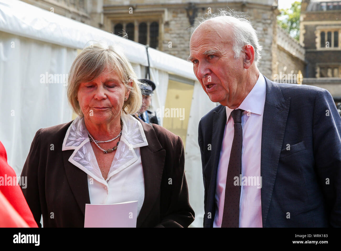 L'Abbaye de Westminster, London, UK, 10 sept 2019 - Sir Vince Cable avec sa femme Rachel s'écarte de l'abbaye de Westminster à Londres après avoir assisté à un service commémoratif pour Lord Paddy Ashdown. Lord Ashdown devint le chef du Nouveau Parti démocratique libéral créé par la fusion du Parti libéral et le Parti social-démocrate en 1988, poste qu'il occupe pendant 11 ans avant de démissionner en 1999. Credit : Dinendra Haria/Alamy Live News Banque D'Images