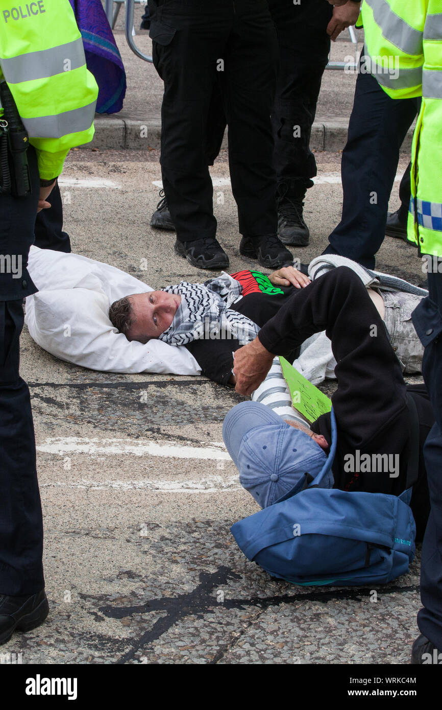 Londres, Royaume-Uni. 2 Septembre, 2019. Les policiers tentent de retirer les militants qui avaient verrouillé sur l'utilisation d'un tube du bras pour bloquer une route à l'extérieur de l'ExCel London Banque D'Images