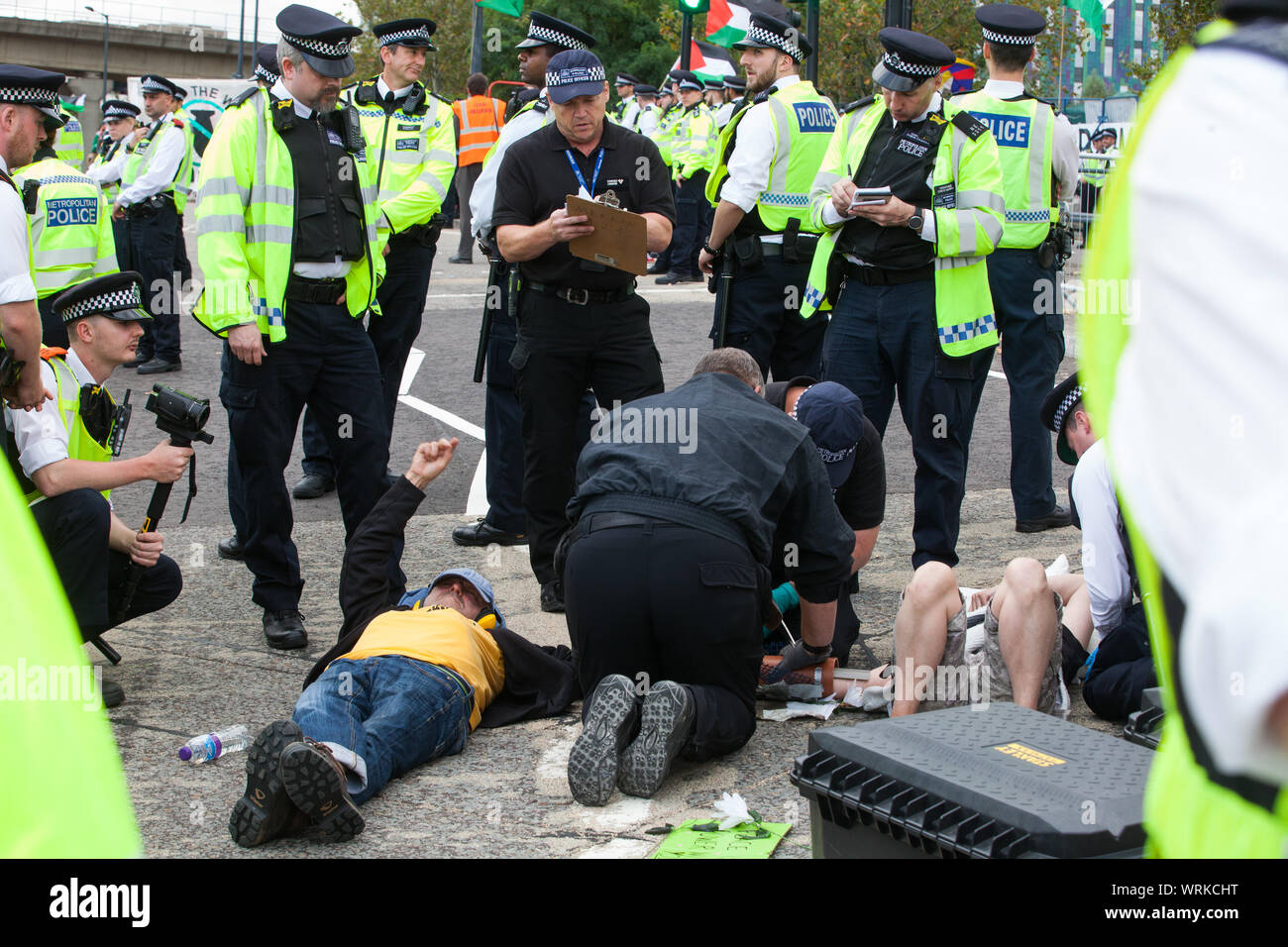 Londres, Royaume-Uni. 2 Septembre, 2019. Les policiers tentent de retirer les militants qui avaient verrouillé sur l'utilisation d'un tube du bras pour bloquer une route à l'extérieur de l'ExCel London Banque D'Images