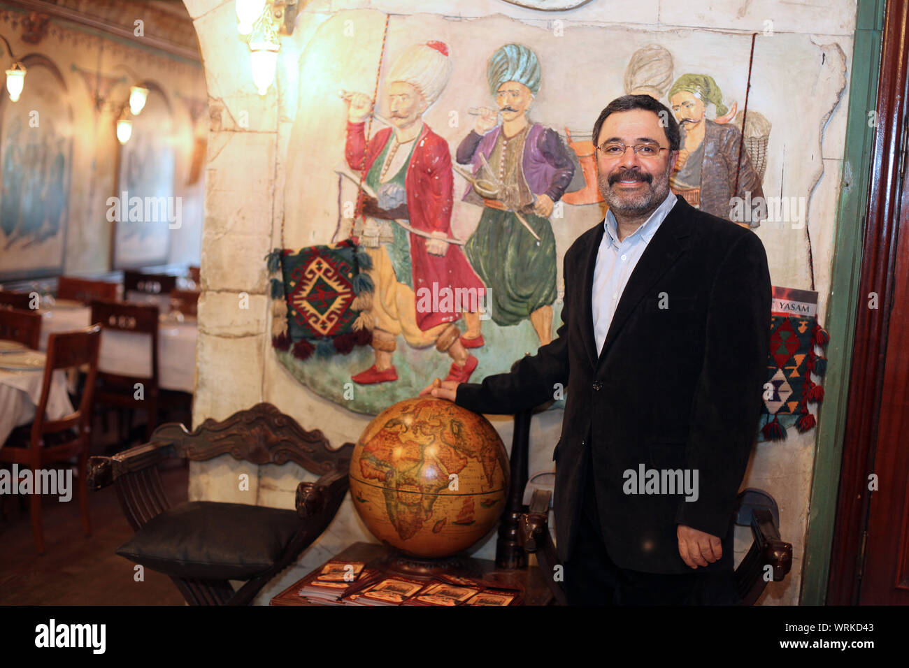 ISTANBUL, TURQUIE - 10 avril : célèbre auteur turc Ahmet Umit à la promotion du livre conférence de presse le 10 avril 2012 à Istanbul, Turquie. Ahmet Umit, la meilleure vente de livres crime writer. Banque D'Images