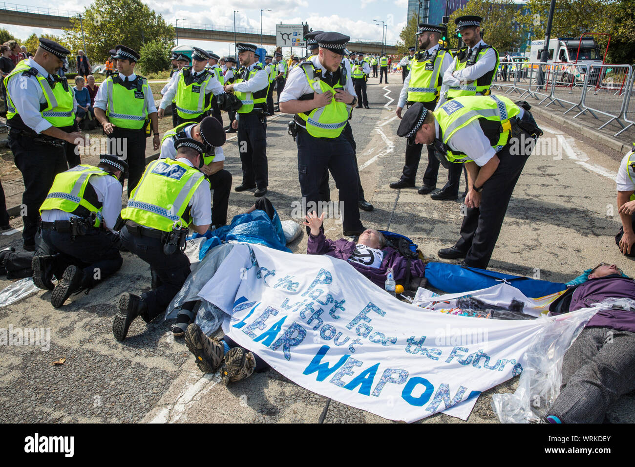 Londres, Royaume-Uni. 4 Septembre, 2019. Agents de la Police métropolitaine se préparent à déposer des militants anti-nucléaires qui s'étaient enfermés à l'aide d'un bras t Banque D'Images