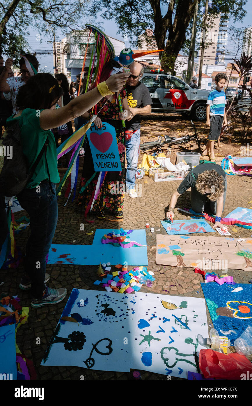 Les enfants faire des bannières pour un mois de mars, dans un environnement pro lutte pendant la journée de l'indépendance brésilienne Banque D'Images