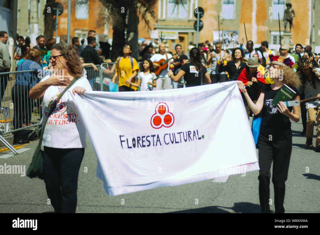 Foule dans les rues avec des femmes tenant une bannière, manifestation dans un environnement pro à pied, de protestation au cours de la journée de l'indépendance brésilienne Banque D'Images