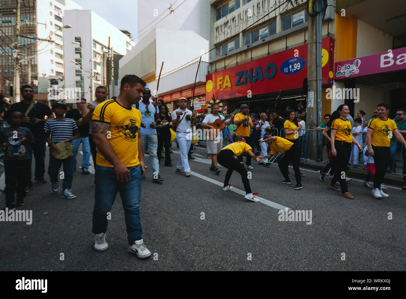 La Capoeira fighters entre une foule dans les rues au cours d'un environnement pro lutte pendant la journée de l'indépendance brésilienne, lui demandant de sauver l'Amazonie. Banque D'Images