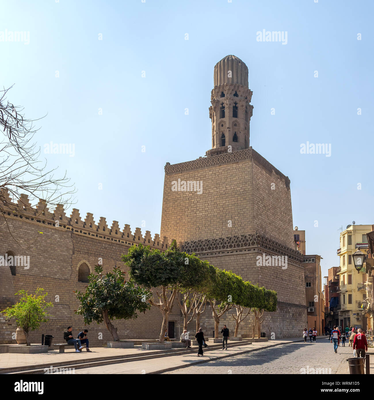 Le Caire, Egypte - 21 mars 2015 : Minaret de la mosquée Al Hakim historique connue comme la Mosquée éclairée, situé dans la rue de Moez avec la marche des habitants, Vieux Caire Banque D'Images