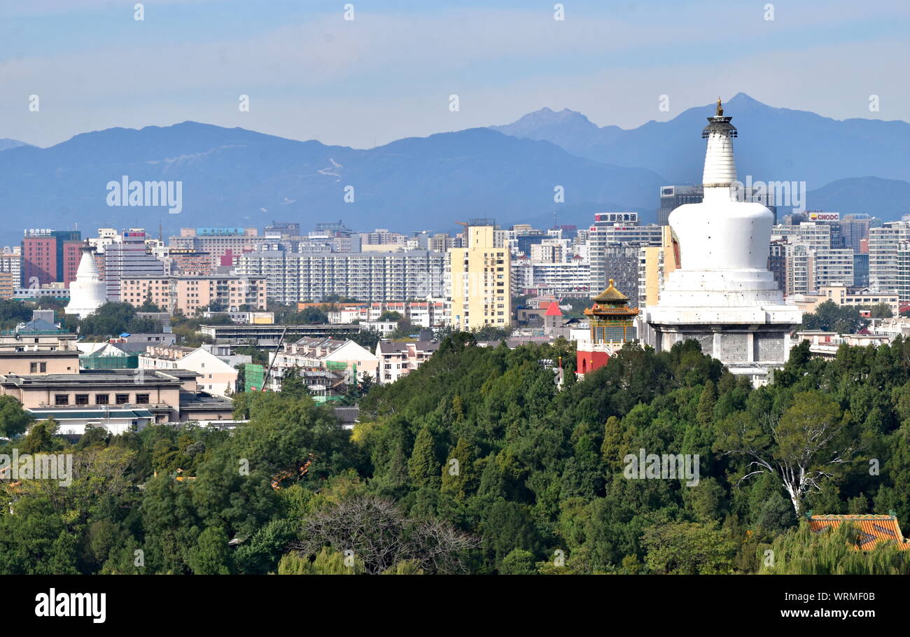 Beijing city skyline with white stupa temples de pagode du parc Beihai et Miaoying, Chine Banque D'Images