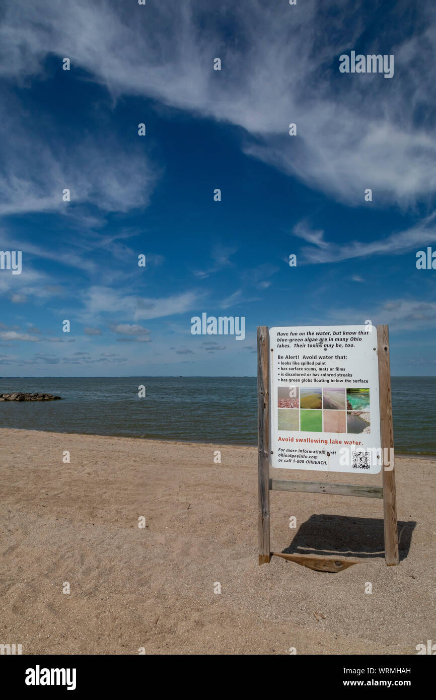 De l'Oregon, Ohio - un signe met en garde contre les algues bleu-vert dans l'eau du lac Érié à Maumee Bay State Park. Causée en grande partie par le ruissellement du phosphore d'agricultu Banque D'Images