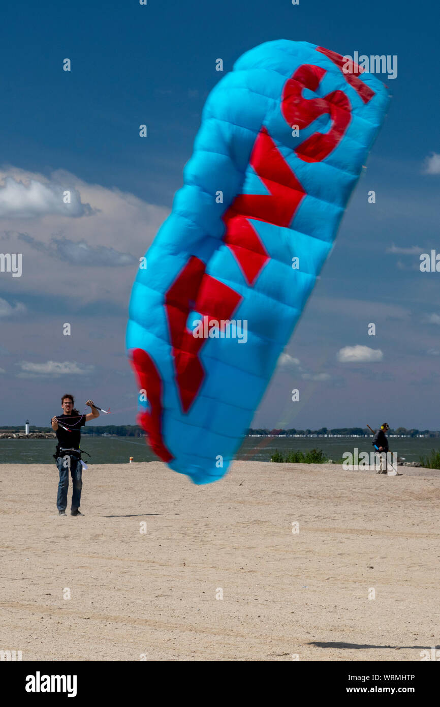 De l'Oregon, Ohio - un jeune homme vole une Pansh kite sur la plage du lac Érié à Maumee Bay State Park. Banque D'Images