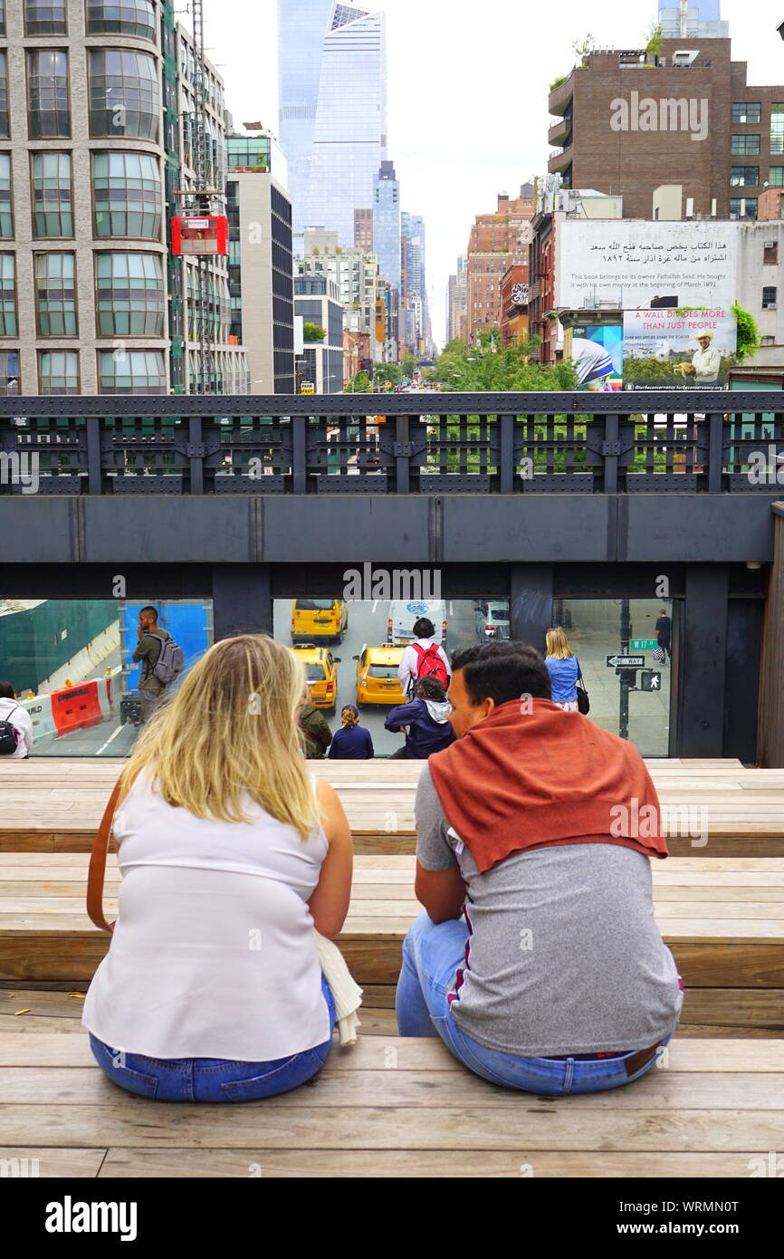 Les visiteurs se reposer et profiter de la vue sur la rue de la ville de New York à la ligne haute étapes séance Banque D'Images