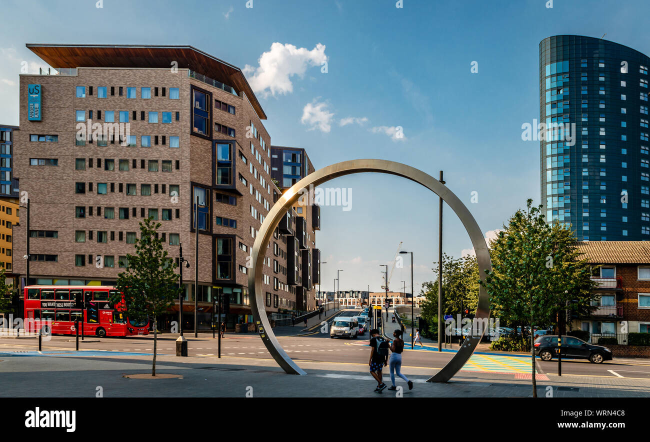 Rues de la région de Stratford, London, à la jonction de Great Eastern Rd et Angel Lane. Photo prise à partir de la place du théâtre. Banque D'Images