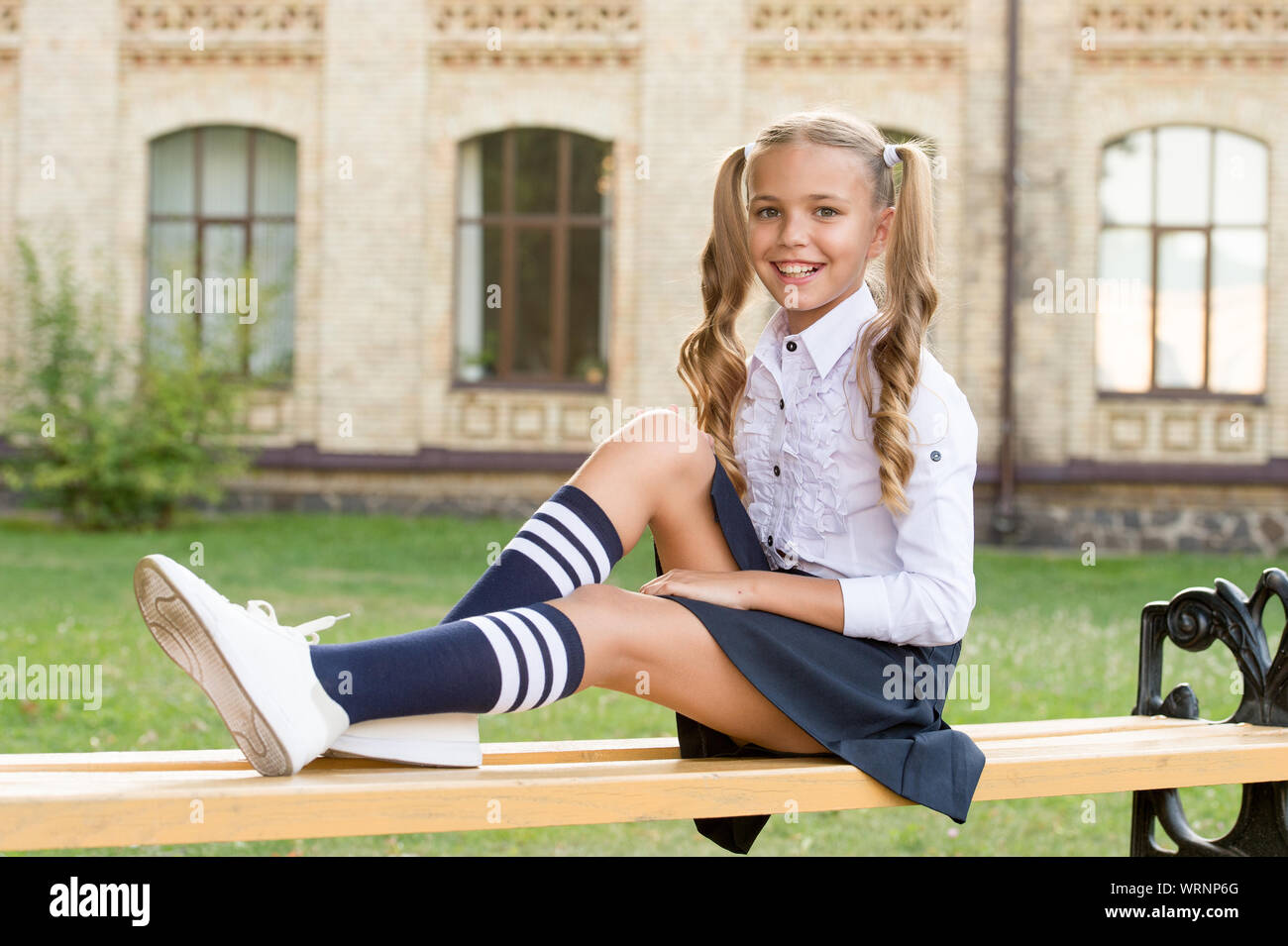 Classic ne passe jamais de mode. classy marché uniforme. smart look.  vieille école. retour à l'école. lycéenne en uniforme rétro chic. petite  fille heureuse prête à l'étude. vintage kid mode et beauté