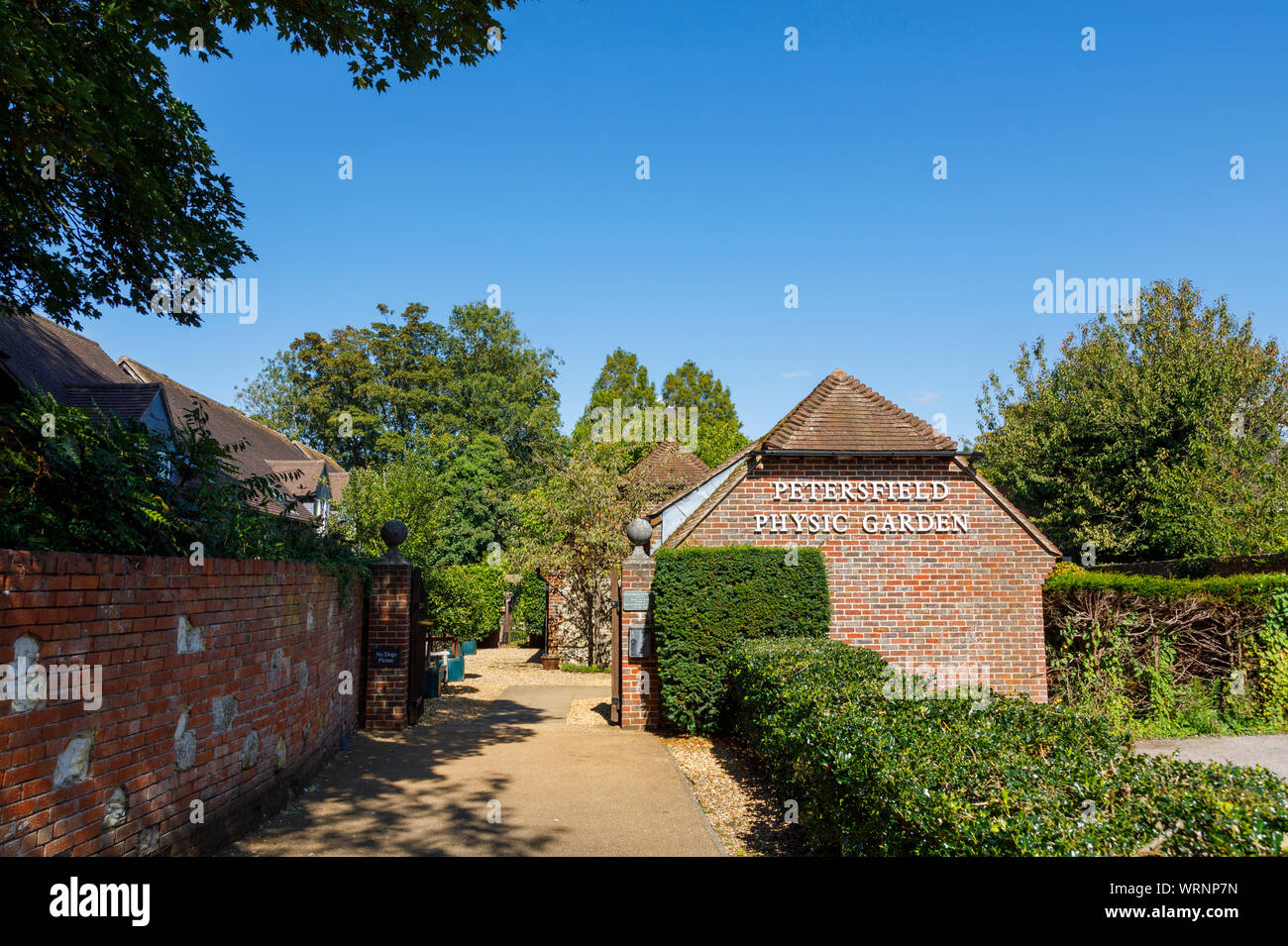 Entrée de la Petersfield Physic Garden, un jardin botanique Jardin des plantes aromatiques de plantes médicinales ouvert au public en Petersfield, Hampshire, Angleterre du sud Banque D'Images