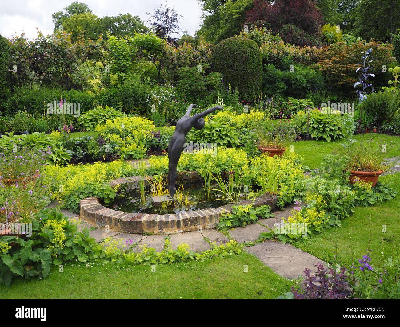 Chenies Manor jardin en contrebas avec des sculptures de Jenny Pickford et Alan Biggs.plantes vertes luxuriantes au début de l'été . Banque D'Images
