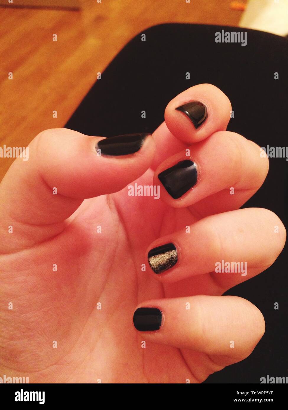vernis noir main