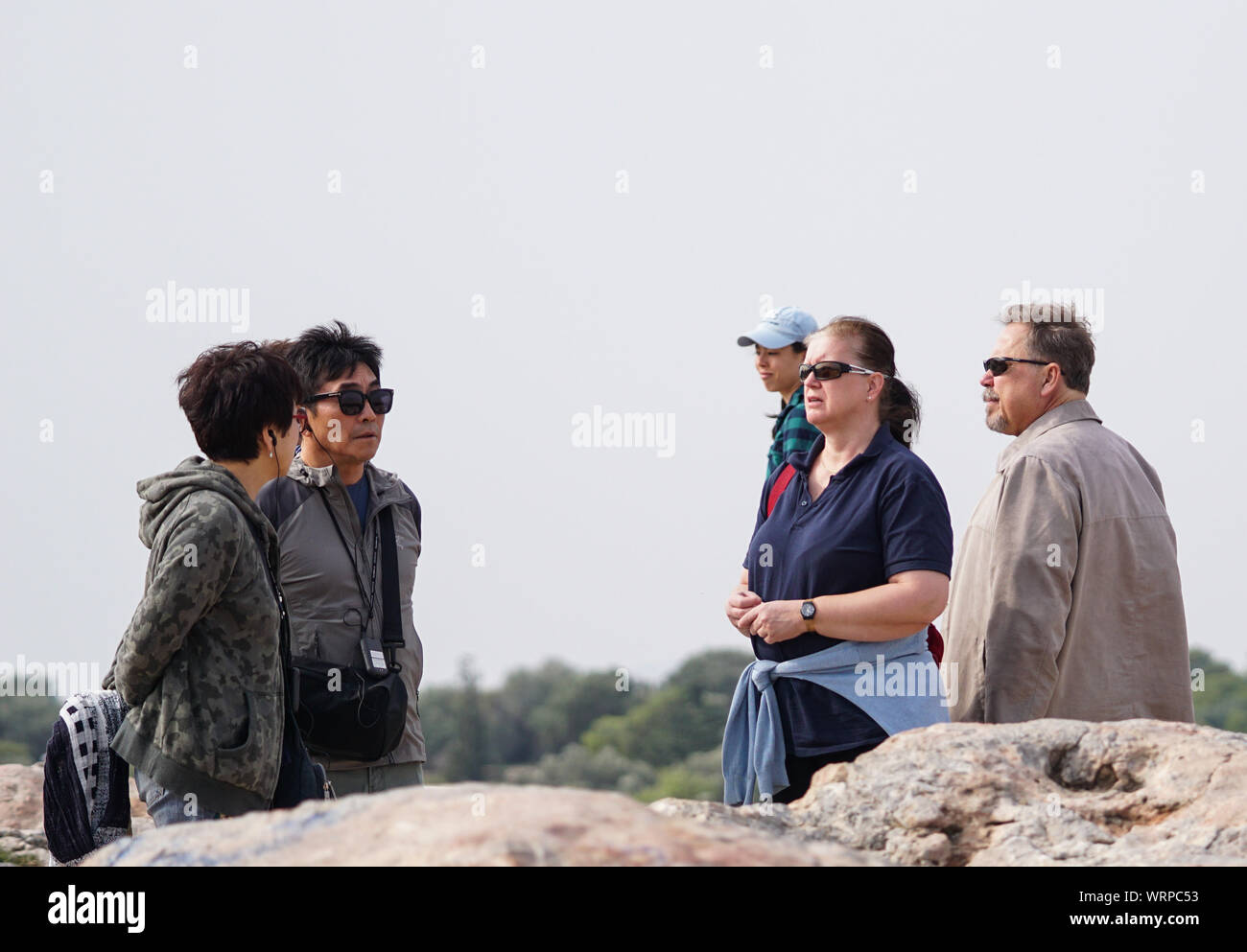 Les touristes profiter de la vue à partir de la aréopage colline à côté de l'Acropole dans le centre d'Athènes. Banque D'Images