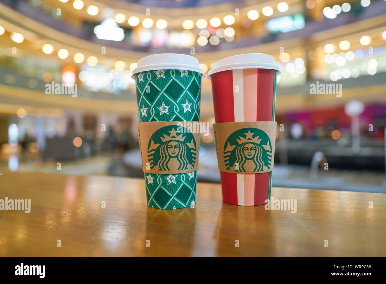 Moscou, Russie - CIRCA Octobre 2018 : Starbucks tasses de papier sur une table au à Moscou. Afimall Banque D'Images