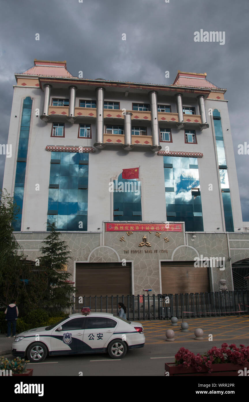 Peuples autochtones Banque de Chine bâtiment dans Zhongdian, également connu sous le nom de Shangri-La, une majorité-Tibétain au Yunnan ville Banque D'Images