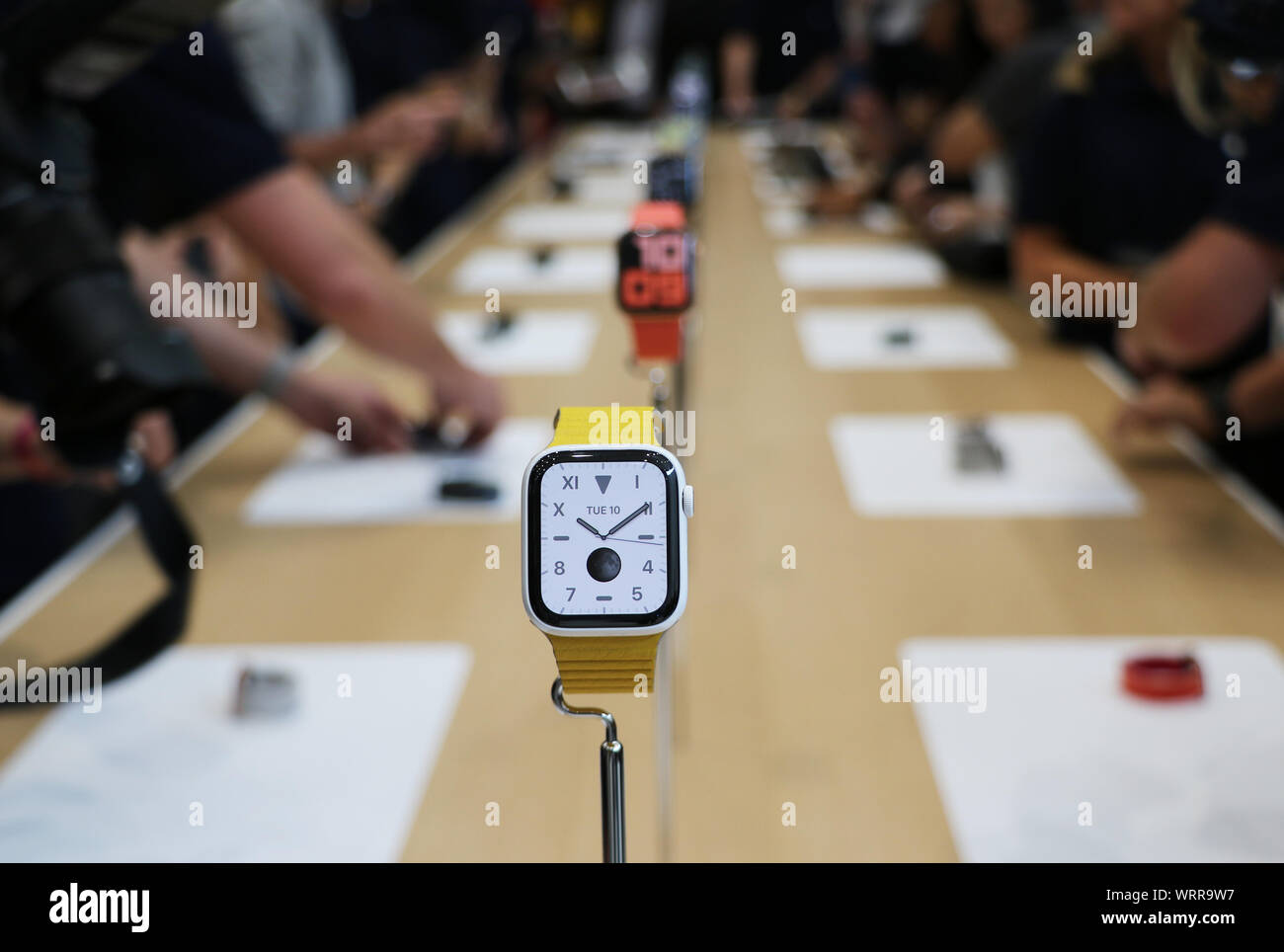 Cupertino, USA. 10 Sep, 2019. Des journalistes lors d'une présentation de produit dans le théâtre de Steve Jobs sur le campus de l'entreprise sont debout à une table montrant le nouvel Apple Montres. Apple a également présenté trois nouveaux modèles d'iPhone et d'un nouveau iPad d'entrée de gamme à l'événement. La série 5 de l'Apple montre est un nouvel écran OLED, qui peut rester toujours 'on' au lieu d'être éteint automatiquement après un court laps de temps. Credit : Christoph Dernbach/dpa/Alamy Live News Banque D'Images