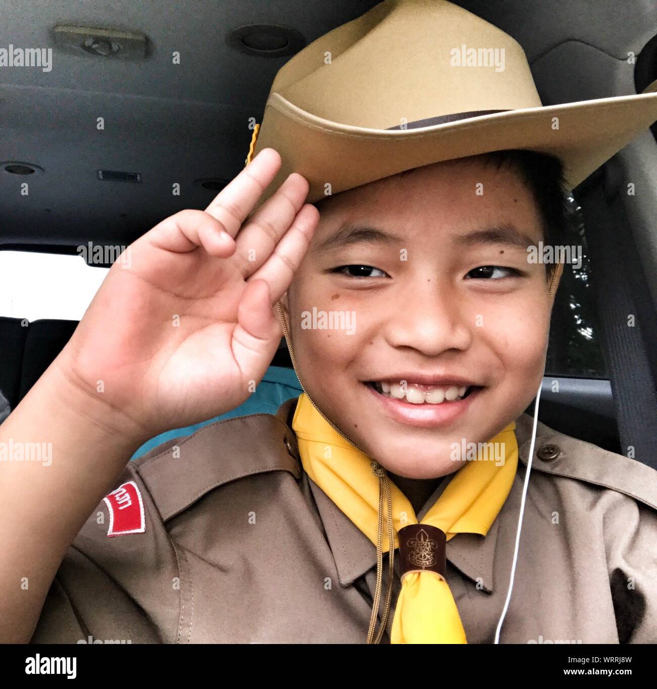 Portrait Of Boy Wearing uniforme scout Tout en saluant dans Photo Stock -  Alamy