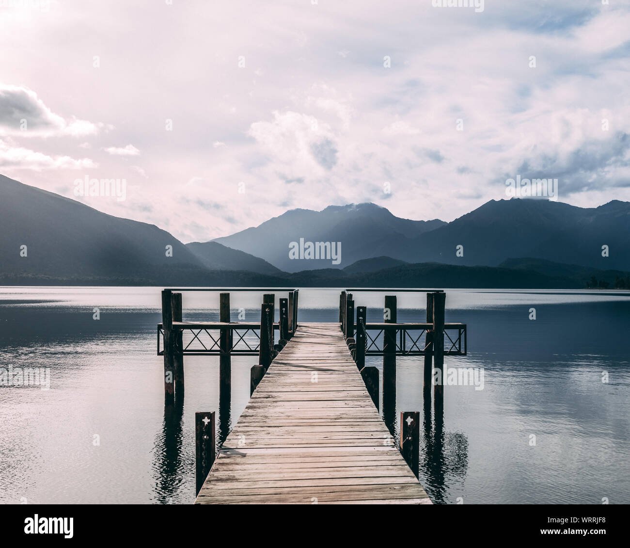 Sur la jetée de Lac Te Anau, Nouvelle-Zélande Banque D'Images