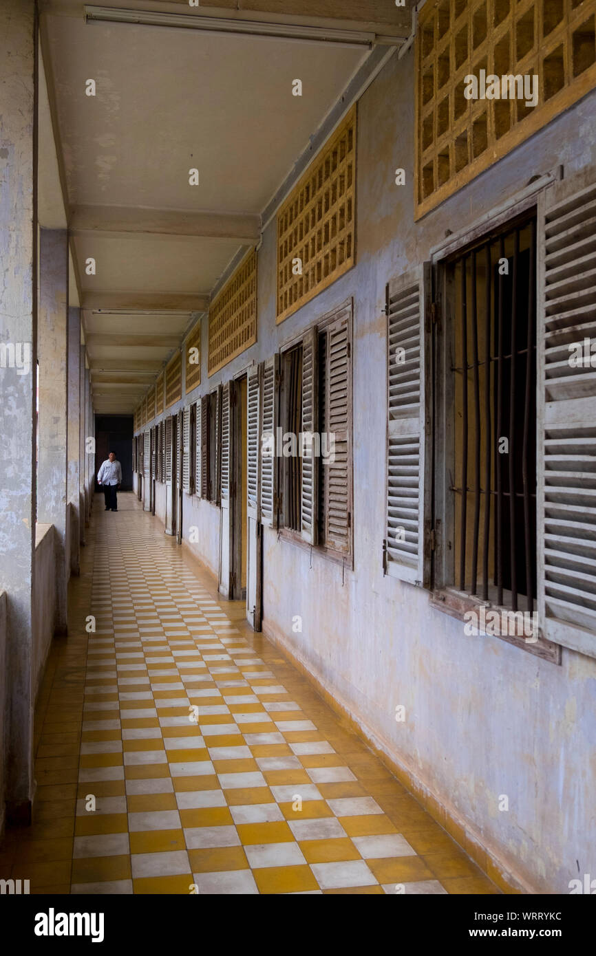 A l'étage couloir extérieur à l'un des vieux bâtiments scolaires à la prison de sécurité 21, SC-21, aujourd'hui Musée du Génocide de Tuol Sleng. À Phnom Penh, Cambodge. Banque D'Images