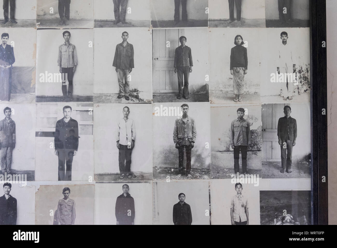 Une sélection de certains des mug shot images de milliers de prisonniers détenus à la prison de sécurité 21, SC-21, aujourd'hui Musée du Génocide de Tuol Sleng. Dans Phnom Pe Banque D'Images