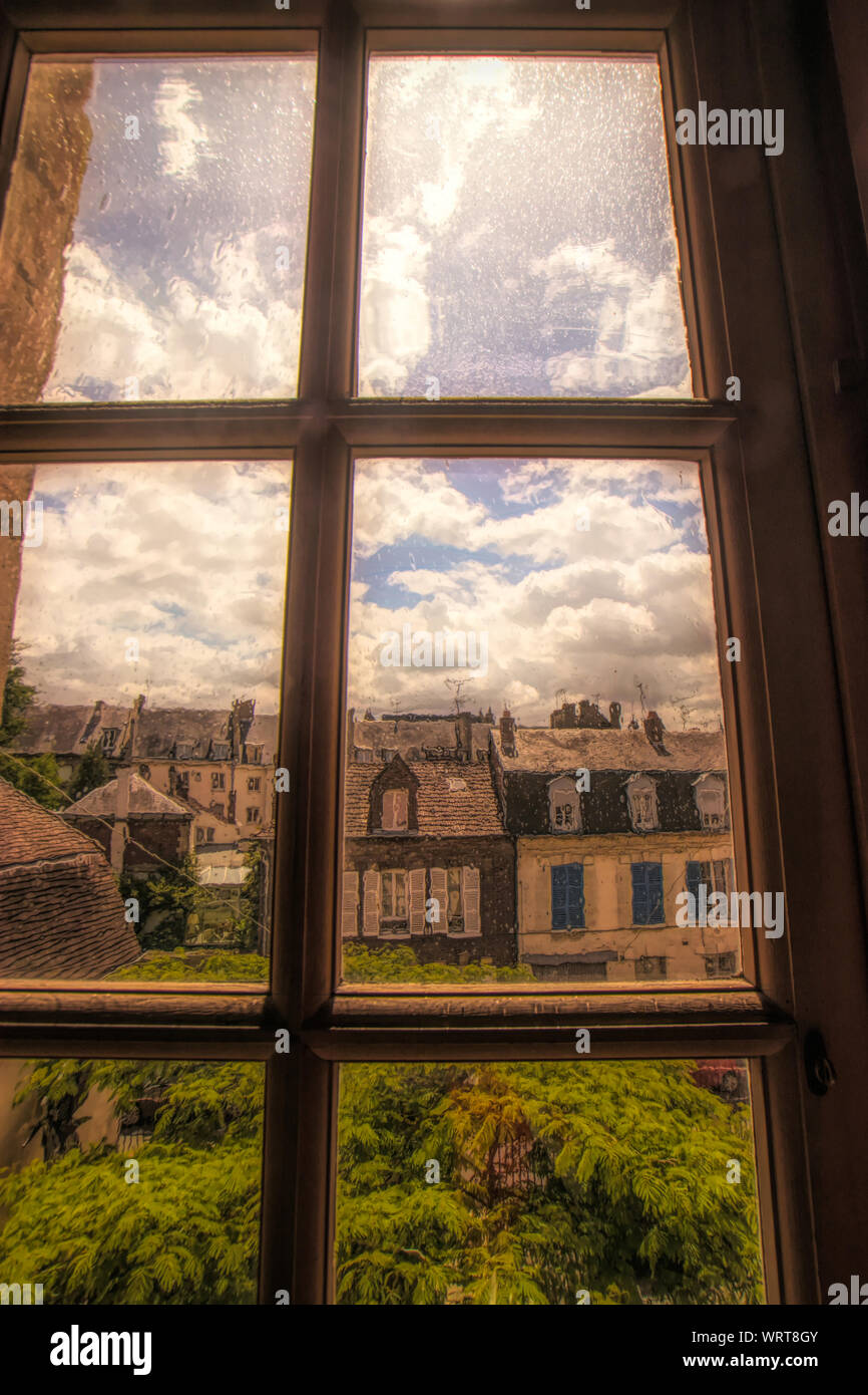 Vue d'une ancienne fenêtre pour un quartier de Vernon, France Banque D'Images