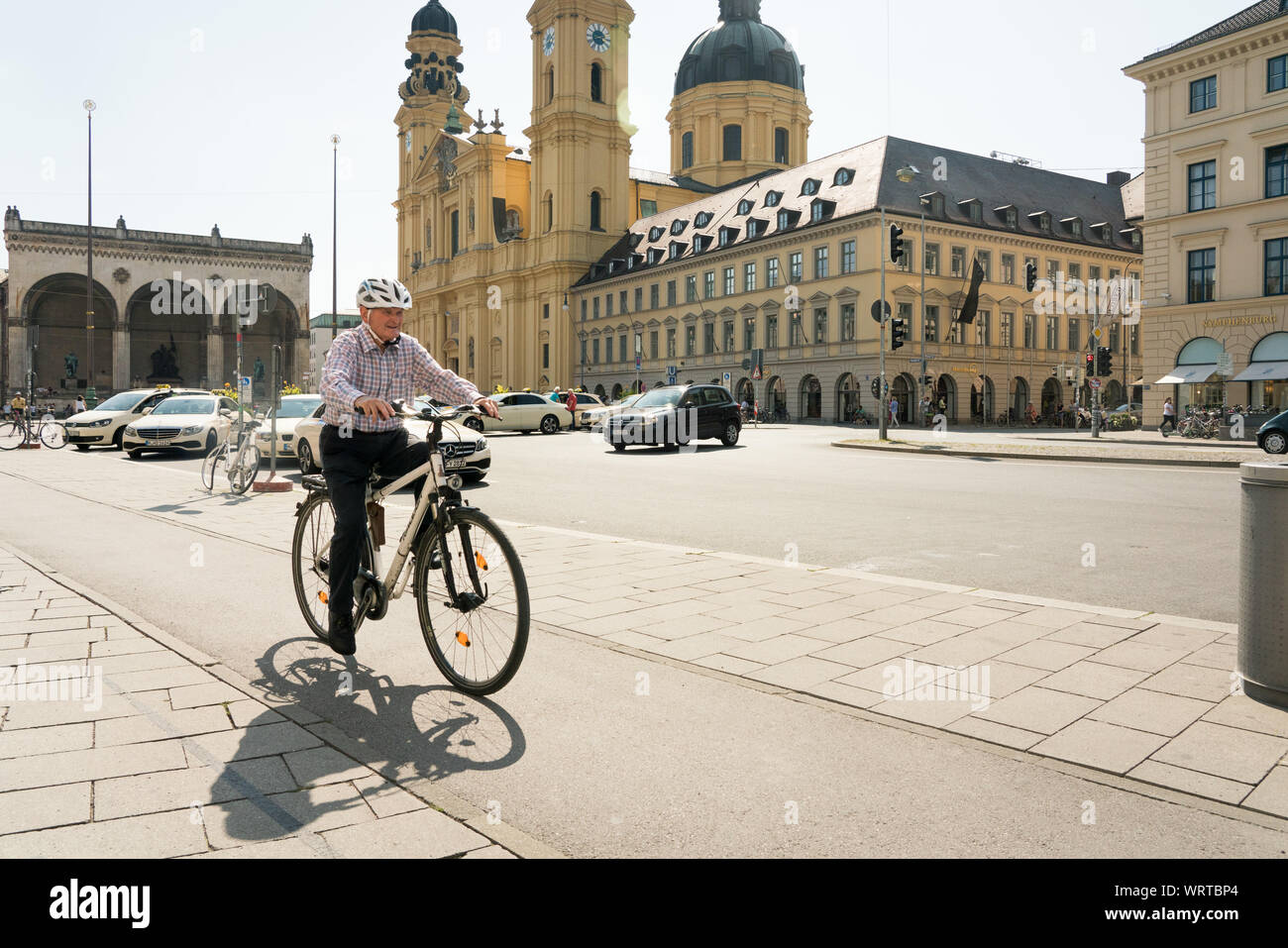 Vieil homme à vélo dans le soleil Banque D'Images