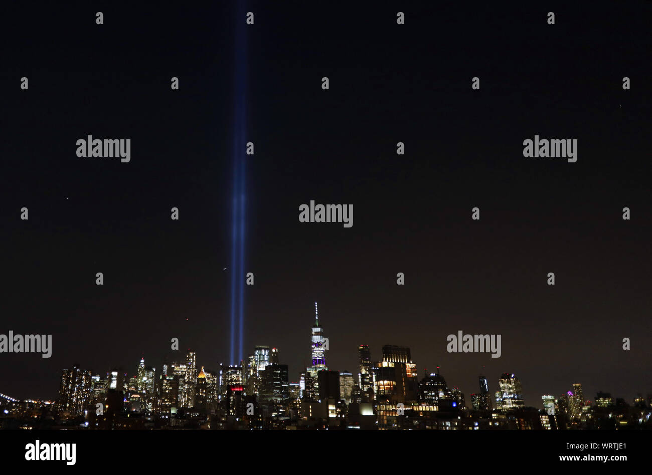 New York, USA. 10 Sep 2019. Les tours jumelles hommage à la lumière art installation brille dans la partie basse de Manhattan près de One World Trade Center à la veille de l'anniversaire des attaques terroristes sur le World Trade Center à Ground Zero à New York le mardi 10 septembre, 2019. Photo de John Angelillo/UPI UPI : Crédit/Alamy Live News Banque D'Images