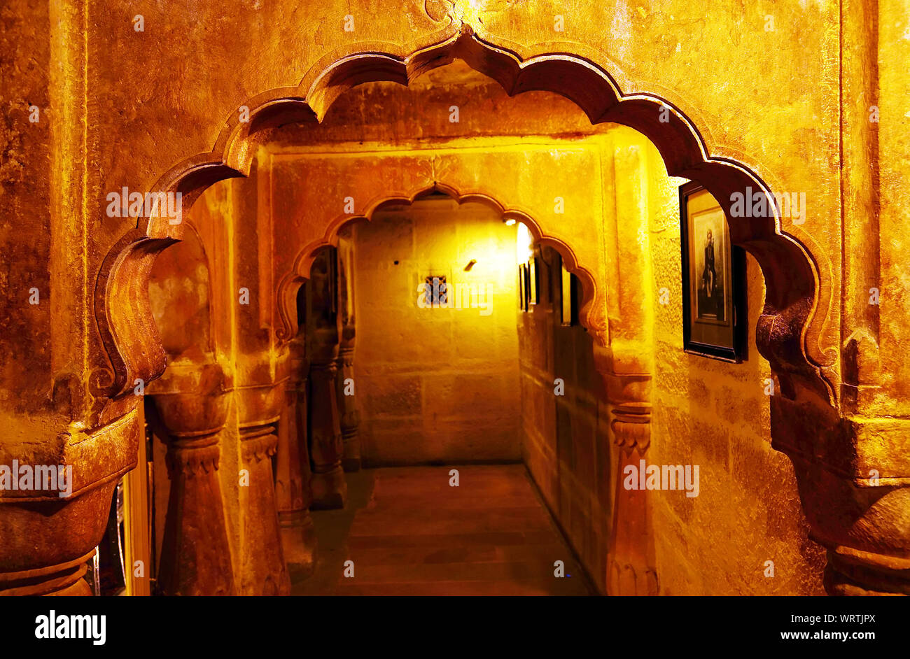Couloir éclairé au Mandir Palace Banque D'Images