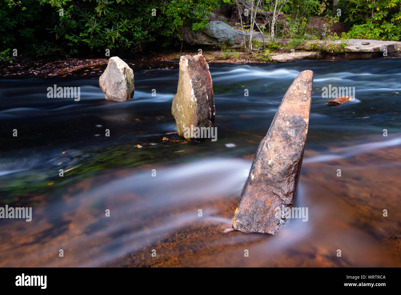 De gros rochers en cascade sur la Petite Rivière - moulin à maïs Shoals, sentier de l'état des forêts récréatives DuPont, Cedar Mountain, North Carolina, USA Banque D'Images