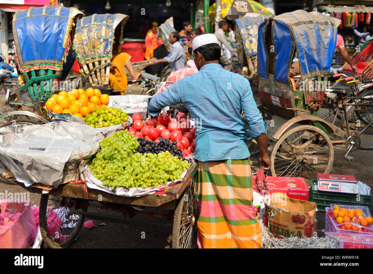 DHAKA, BANGLADESH BENGALE - 24 janvier 2019 : l'homme sur le marché aux légumes dans la capitale du Bangladesh pour Dhaka Banque D'Images