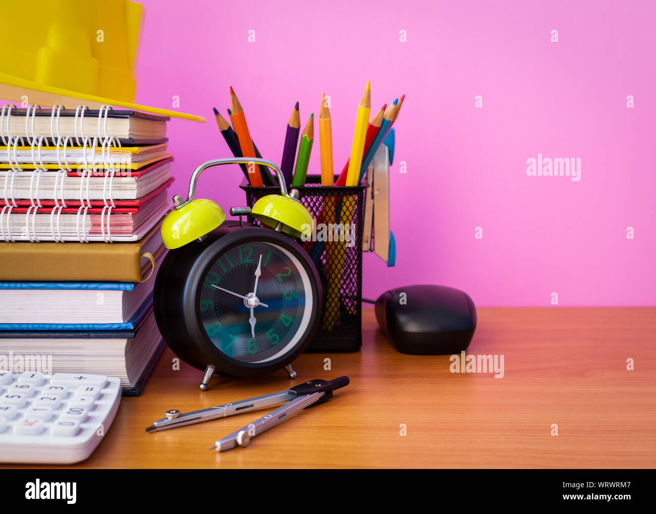 Close up du matériel éducatif sur la construction en bois 24, casque, pile de livre, crayons, Calculatrice, Horloge, diviseurs, je souris de l'ordinateur et de l'agrafeuse Banque D'Images