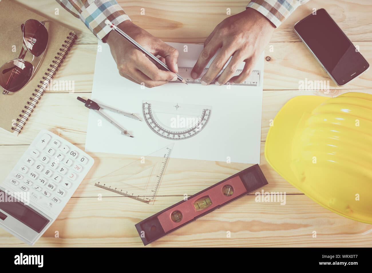 Les mains de l'architecte de la construction en bois sur le plan de dessin 24 Banque D'Images