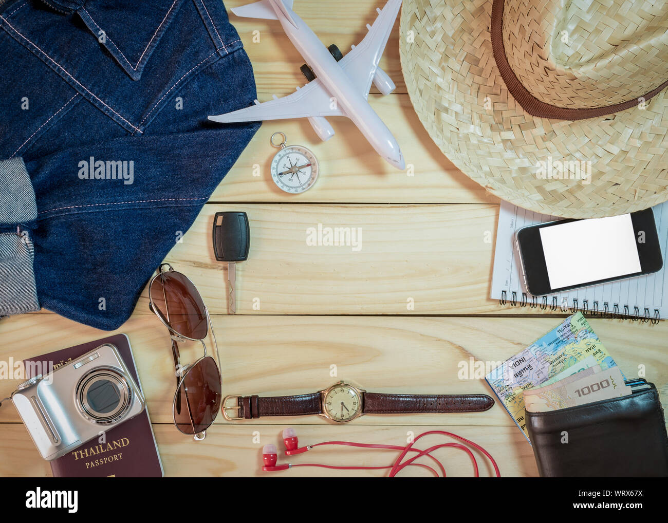Ensemble de vêtements et d'accessoires de voyage sur planche en bois, concept de voyage. Banque D'Images