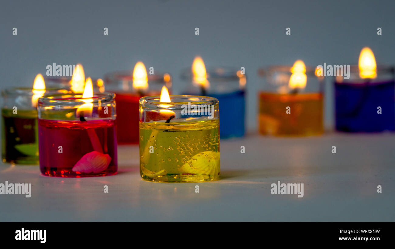 Les petites bougies de couleur sur fond sombre Banque D'Images