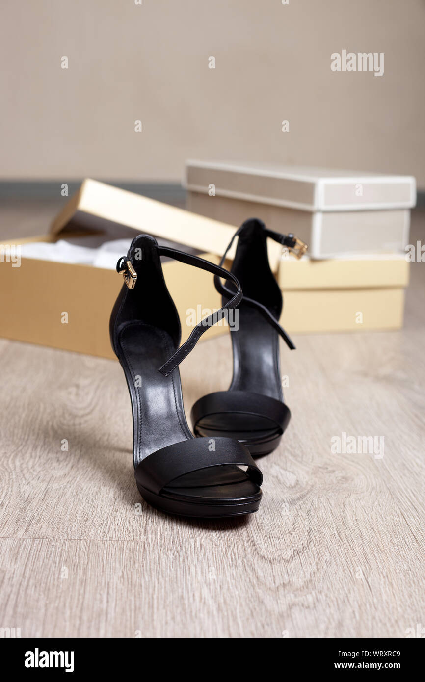 Les femmes sandales à talons haut noir close-up. shopping concept. Banque D'Images