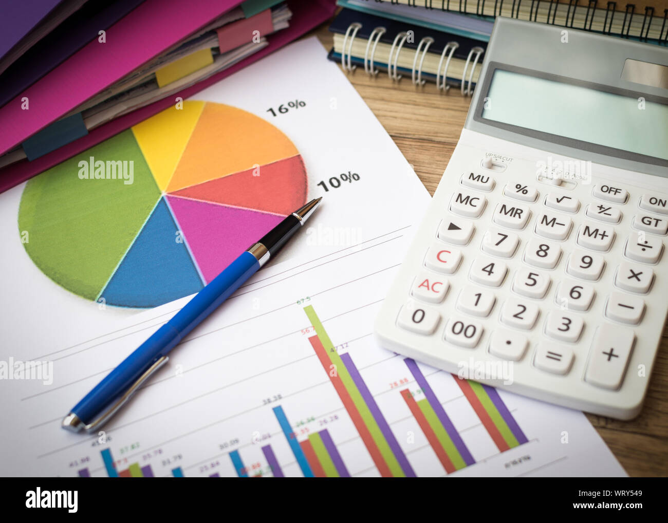 Graphique des finances avec stylo et calculatrice sur la table, de l'administration et des finances concept. Banque D'Images
