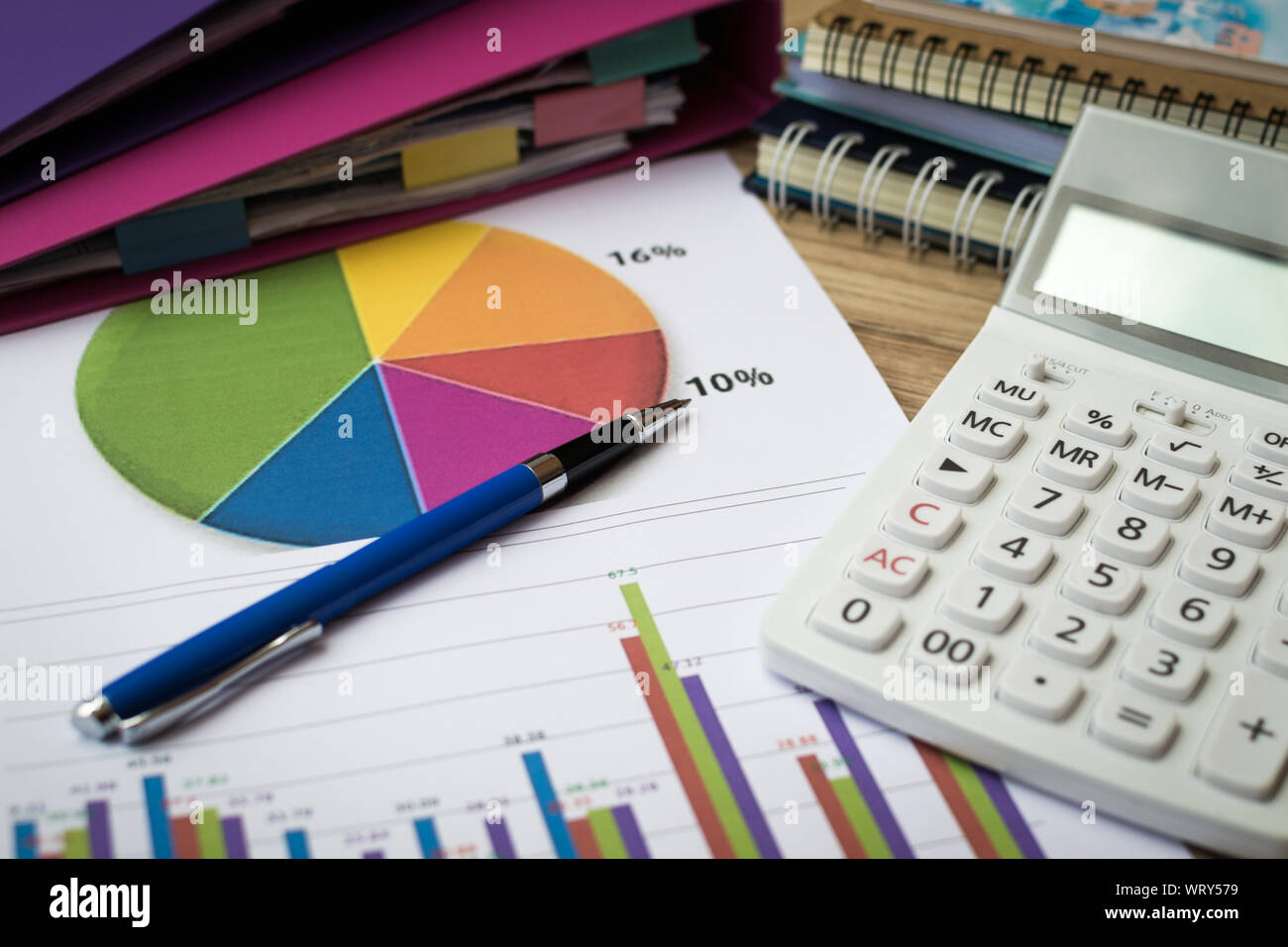 Finances graphique avec stylo, calculatrice et pile de documents sur la table. Affaires et finance concept. Banque D'Images