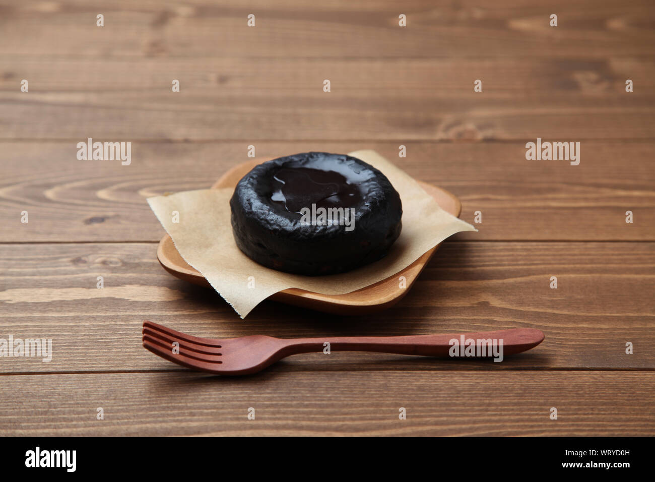 Moelleux au chocolat Gâteau danois d'opéra sur la plaque en bois libre isolé sur le tableau Banque D'Images