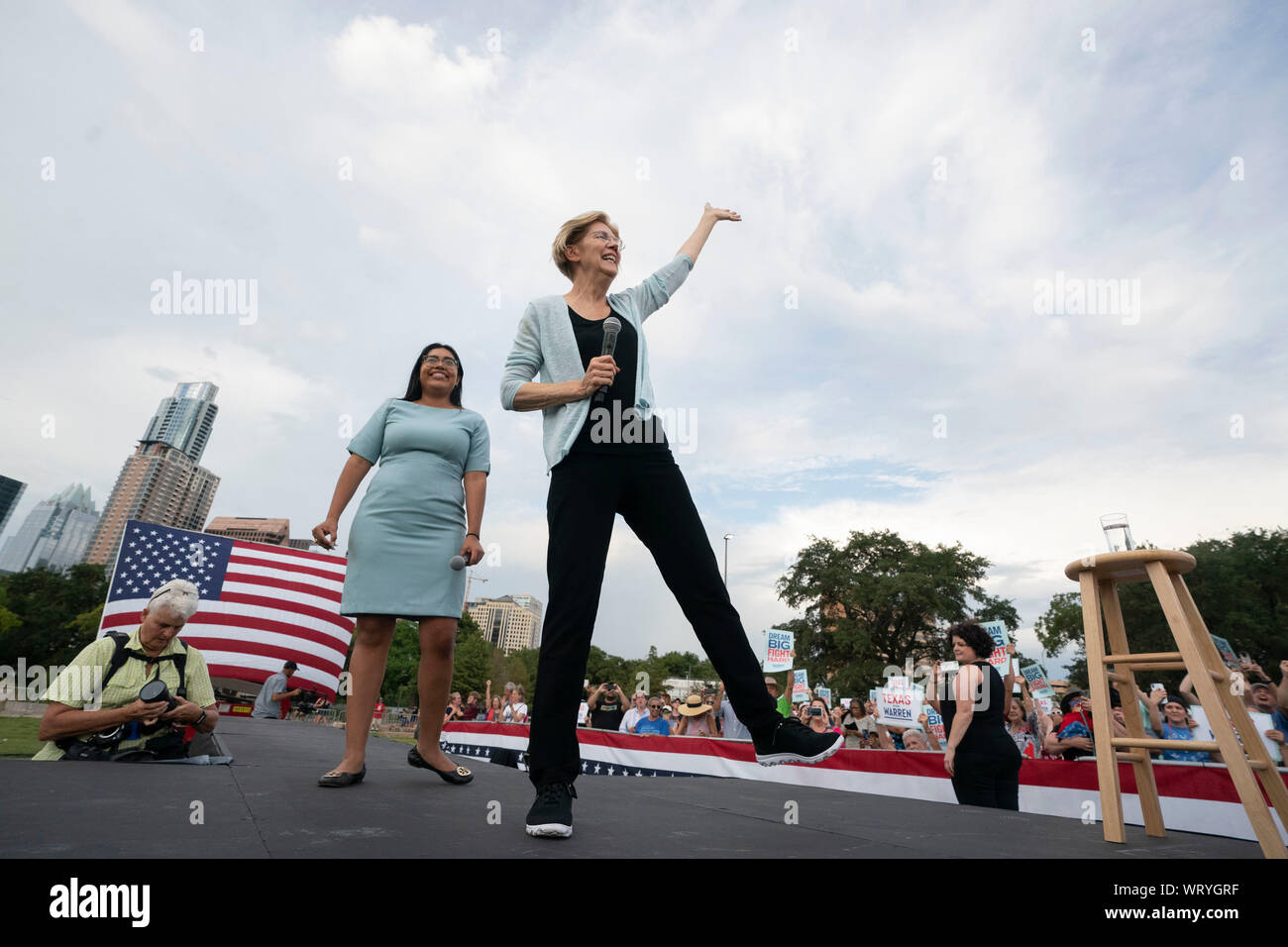La présidence démocratique Sen. Elizabeth Warren de Massachusetts, à droite, avec le Texas candidat du congrès à Cisneros Jessica Warren's rallye de campagne près du centre-ville d'Austin, Texas. Banque D'Images