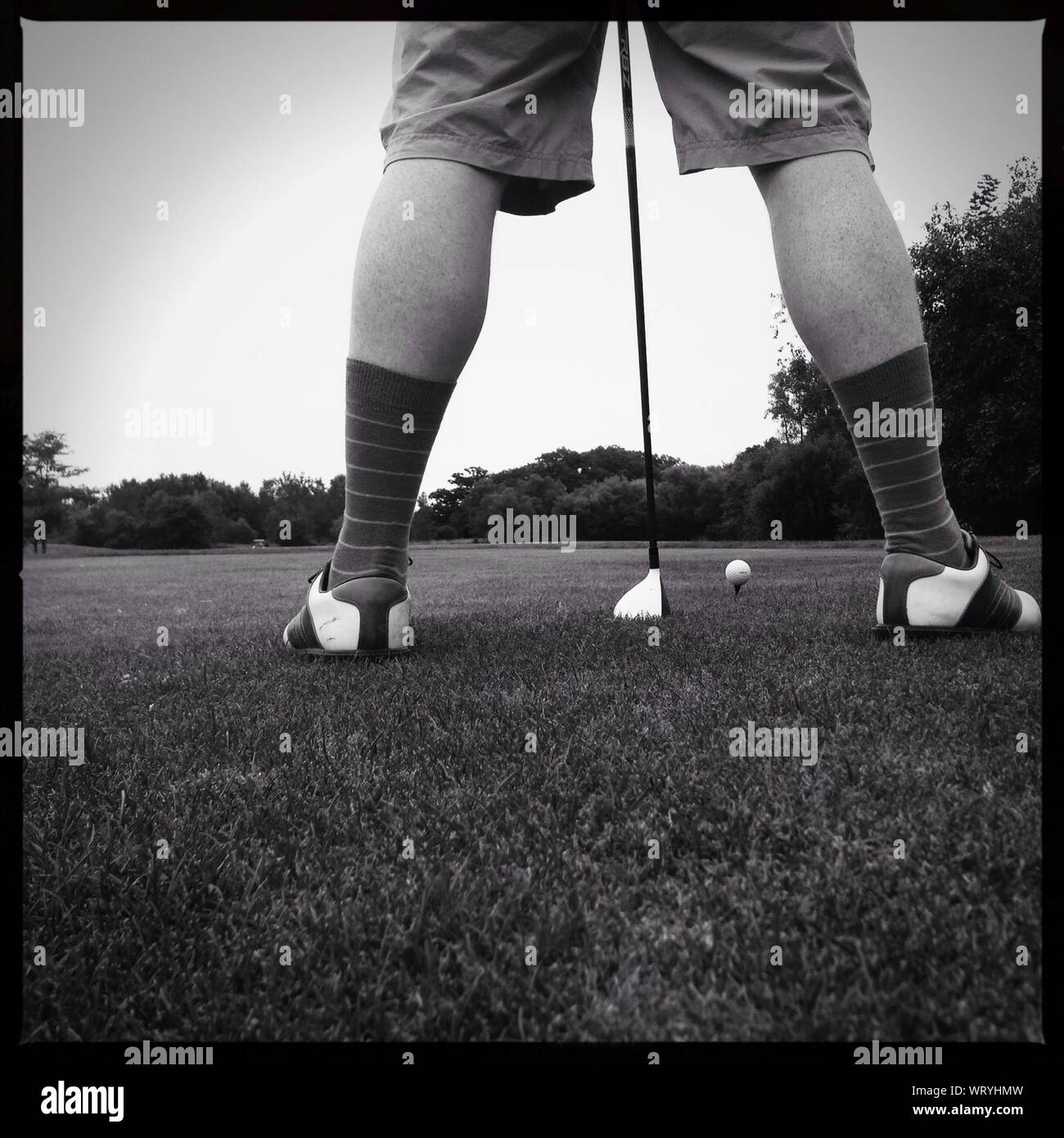 La section basse de golfeur en jouant au golf sur terrain Banque D'Images