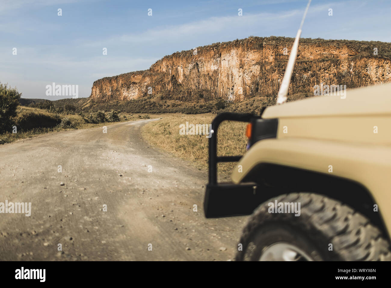 Safari dans le parc national de Hell's Gate, au Kenya. Voiture jeep hors route, de savane et sur la montagne. Explorer la nature sauvage de l'Afrique. Banque D'Images