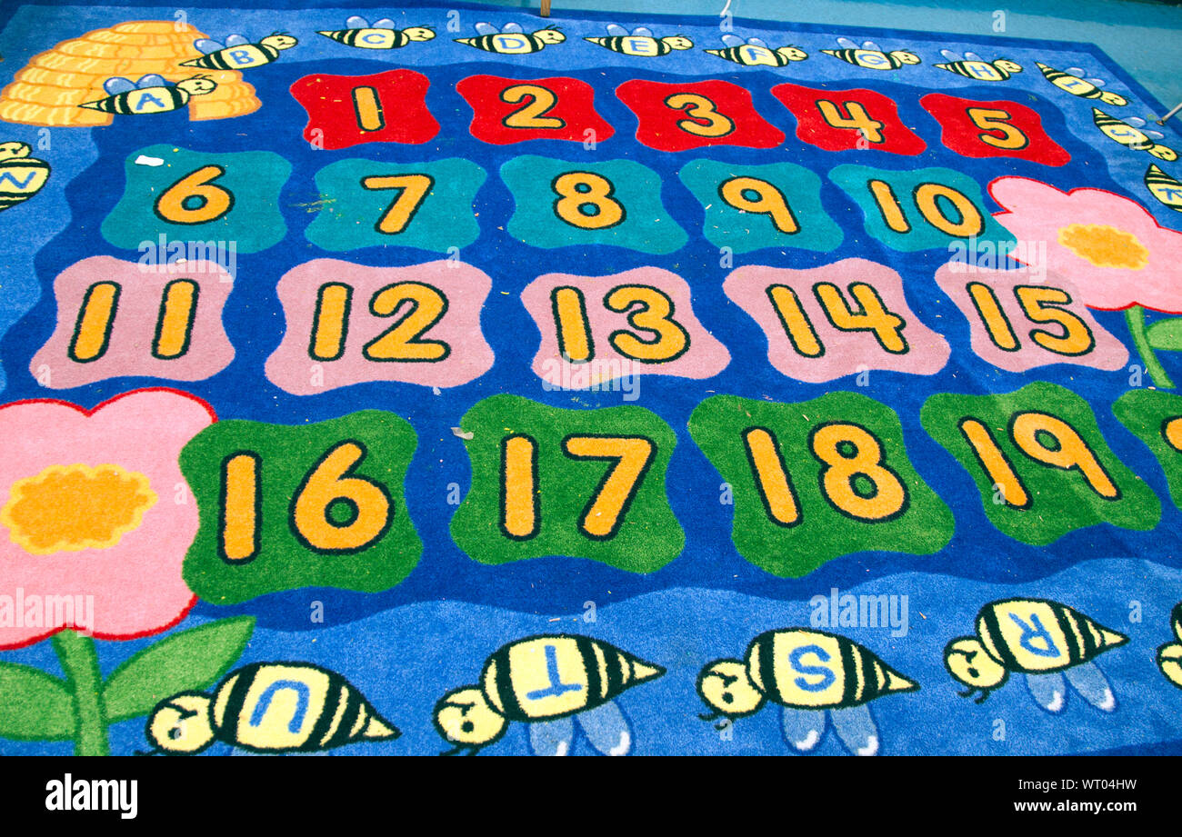 Tapis aux couleurs vives avec les chiffres et lettres en classe de  maternelle Photo Stock - Alamy