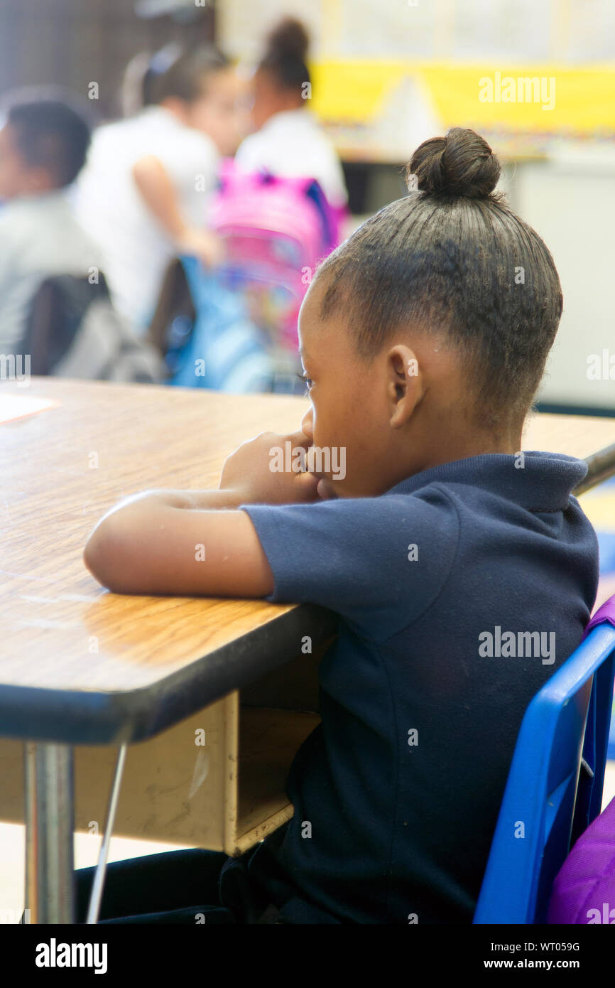 Fille de la minorité Sucking Thumb Premier jour à la maternelle Banque D'Images