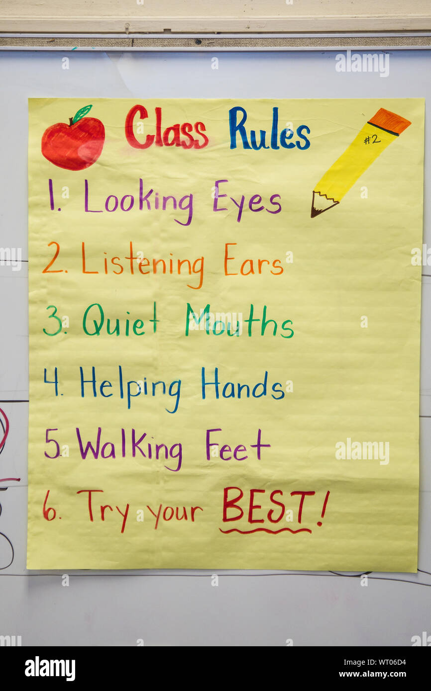 Tapis aux couleurs vives avec les chiffres et lettres en classe de maternelle Banque D'Images