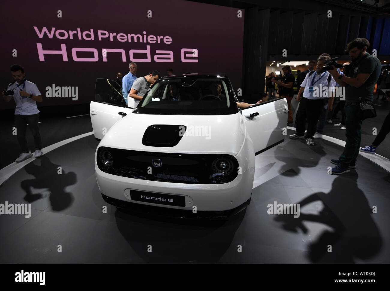 Francfort, Allemagne. 10 Sep, 2019. Une Honda e voiture électrique est de l'afficheur pendant la première journée de la presse d'angle de l'International Motor Show (IAA) de 2019 à Francfort, Allemagne, le 10 septembre, 2019. Environ 800 exposants venus de 30 pays et régions ont enregistré pour l'IAA 2019, qui sera ouvert officiellement le jeudi et dure jusqu'à 22 septembre. Crédit : Yang Lu/Xinhua/Alamy Live News Banque D'Images