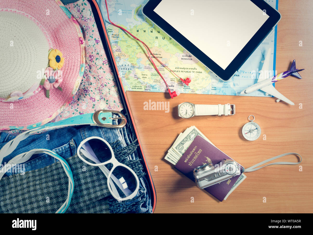 Ensemble d'accessoires de voyage dans les bagages de tablettes et des articles personnels sur fond de bois Banque D'Images
