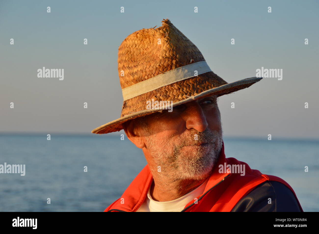 Portrait de l'homme principal dans le lever du soleil sur la mer Banque D'Images