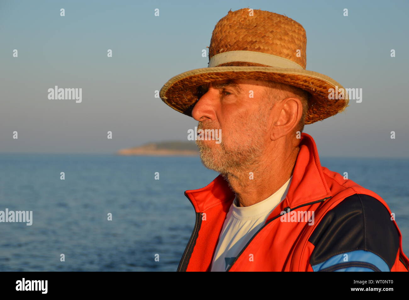 Portrait de l'homme principal dans le lever du soleil sur la mer Banque D'Images